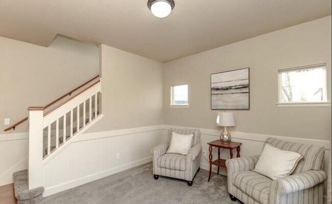 Foto del edificio - Mt. Rainier View Home on Cul-De-Sac with 3-Car Garage & A/C