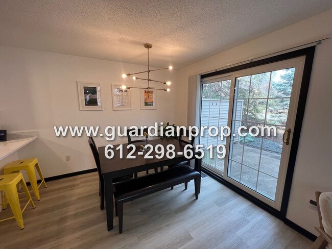 Building Photo - Modern Fully Updated End Unit Townhouse fo...