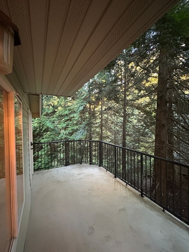 Building Photo - 3 Bed, 2.5 bath Townhome w/1-car garage in Highland Park neighborhood of Renton, $3,050/mo.