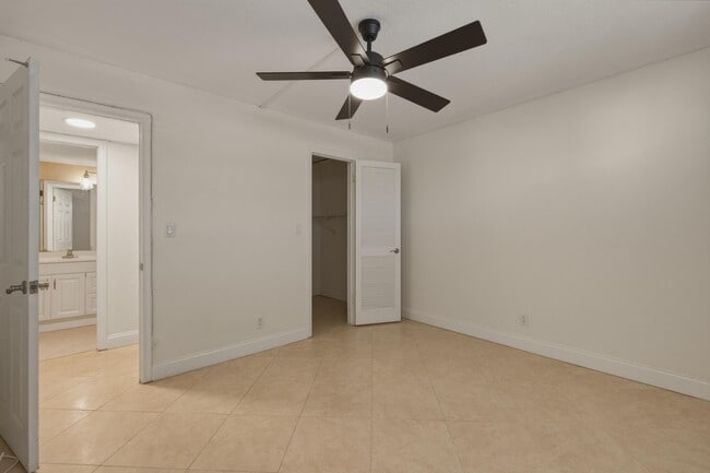 Building Photo - 681 S Hollybrook Dr