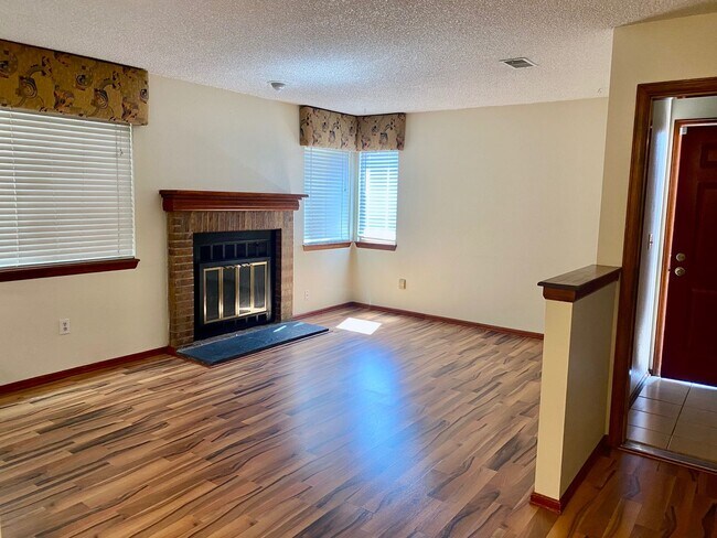 Building Photo - Evolve Real Estate: Beautiful Condo in Garrison Square Available June 3rd!
