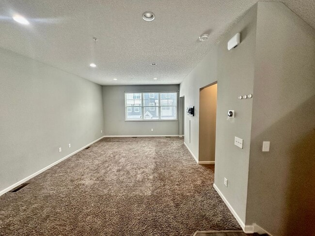 Building Photo - Gorgeous Newer-Built Townhome in Maple Grove!