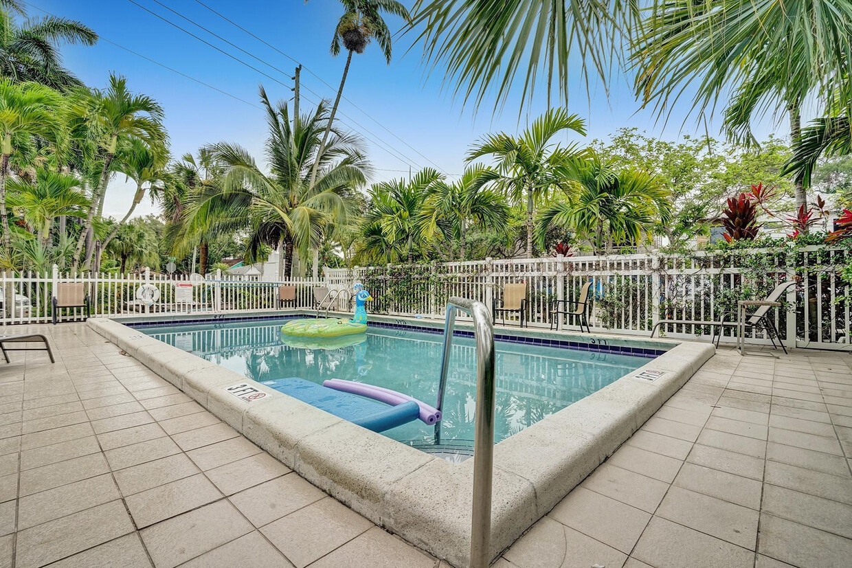 Primary Photo - 417 NE 17th Ave