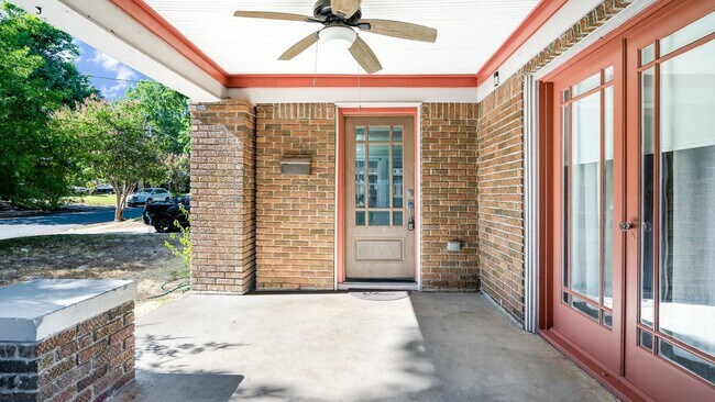 Building Photo - Charming 2-Bed, 2-Bath Tudor in North Oak ...