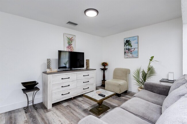 Building Photo - 508 NW 8th Ave