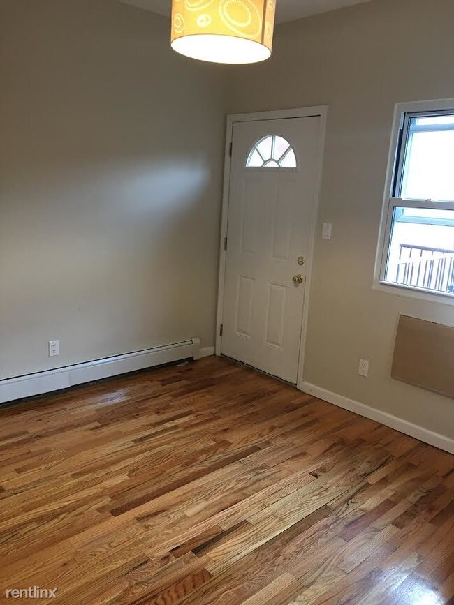 Building Photo - 273 Hull St