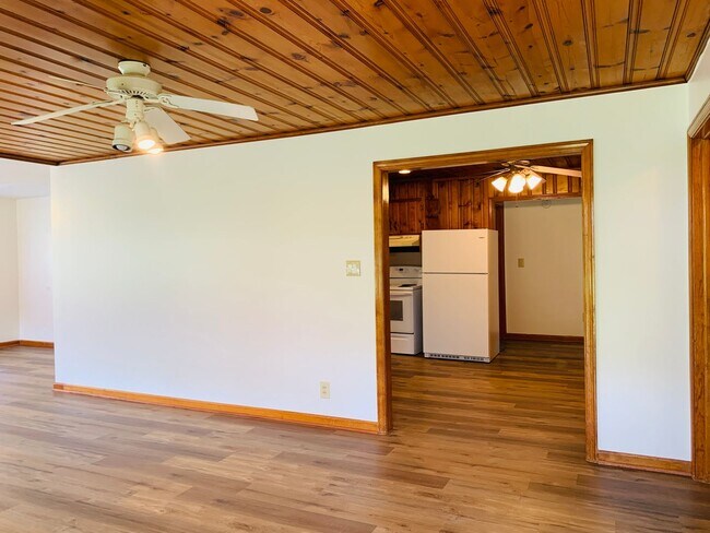 Building Photo - Spacious 4 bedroom 2 bathroom home with to...