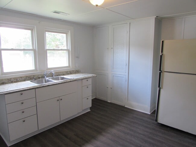 Foto del edificio - Charming 2 Bed/ 1 Bath Brick Ranch - Located in China Grove - Move in Ready - Large Lot