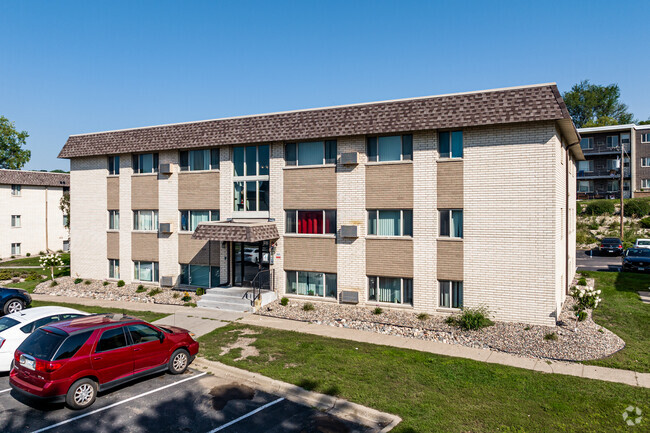 Building Photo - The Oaks of West St. Paul