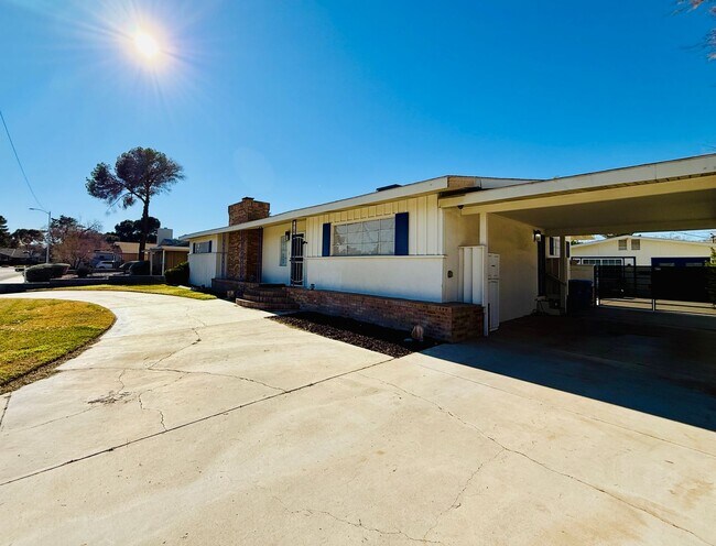 Foto del edificio - Classic McNeil Estates Ranch-style home-ALL UTILITIES, POOL AND LANDSCAPING INCLUDED WITH RENT!