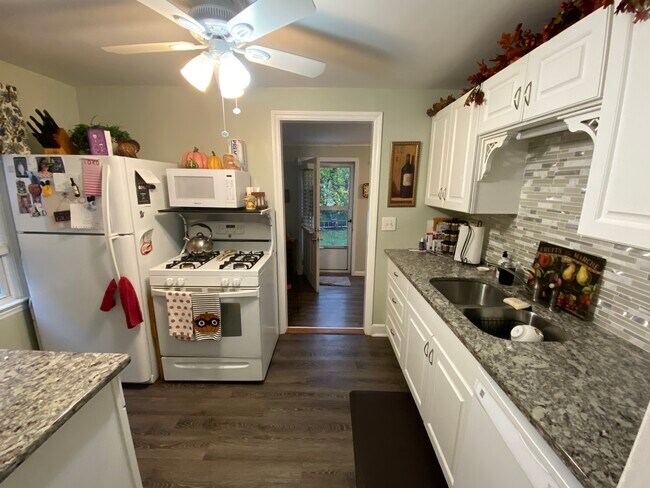 Building Photo - 161 Willow Ave