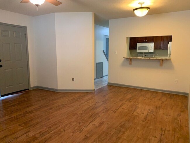 Building Photo - Two Bedroom Duplex located in Downtown Nor...