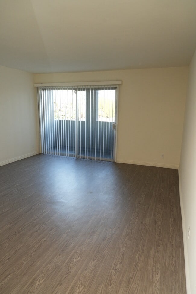 Living Room- Balcony - Beverly Almont Apartments