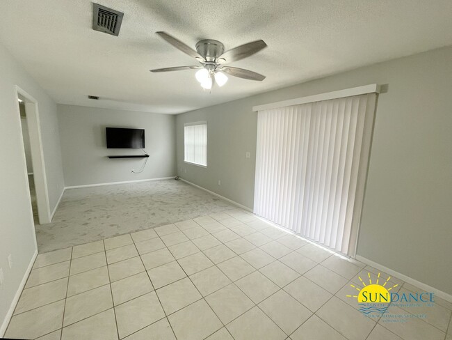 Foto del edificio - Spacious 3-Bedroom Condo with Community Am...