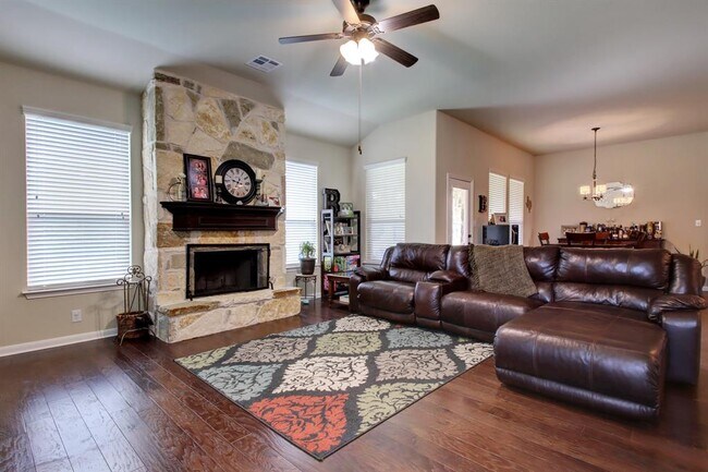 Foto del edificio - 323 Chisholm Trail