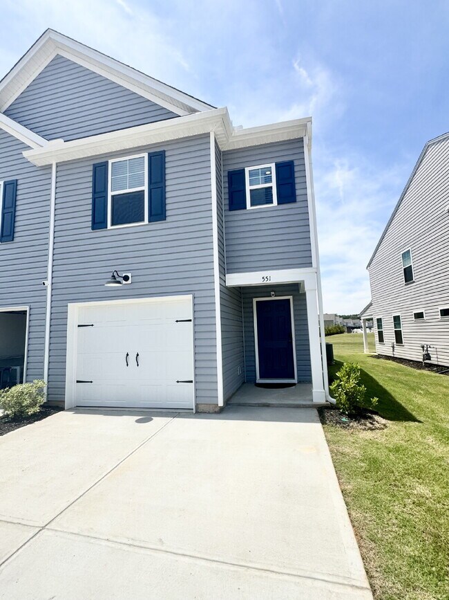 Foto del edificio - Brand new townhome - Perfect for students or families