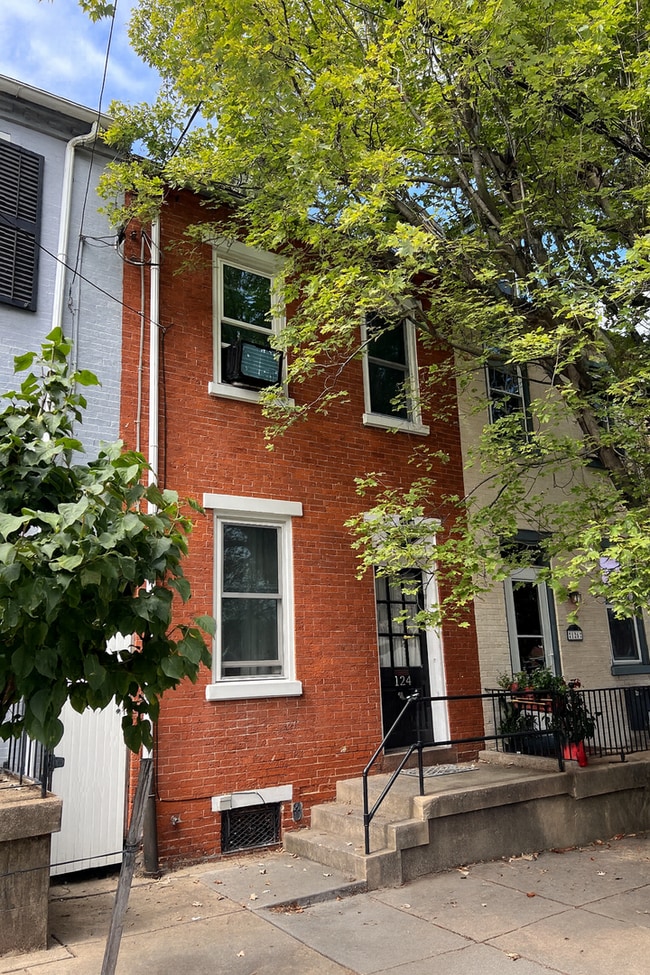 Foto del edificio - Charming 2 Bedroom Townhome with BONUS ROOM - in Prime Lancaster City Location!