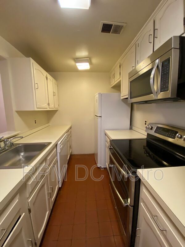 Building Photo - 514 E St NE