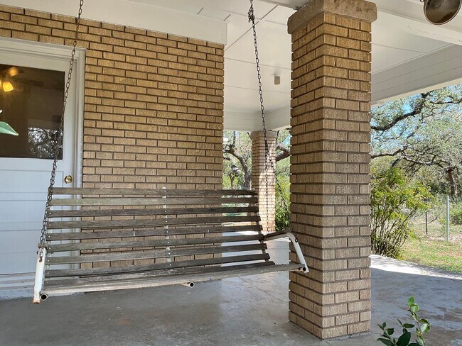 Building Photo - Beautiful 3 bedroom 2 bath in Bertram, TX....