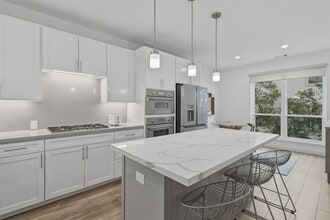 Building Photo - 5515 Venice St