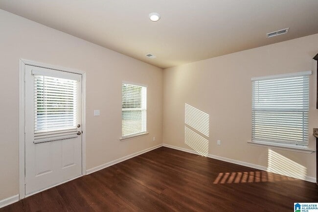 Building Photo - 55 Farmhouse Ln S