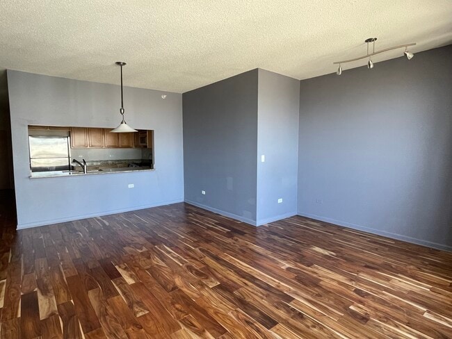 Building Photo - 1717 S Prairie Ave
