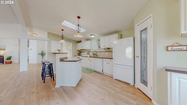 Foto del edificio - Available Now!!