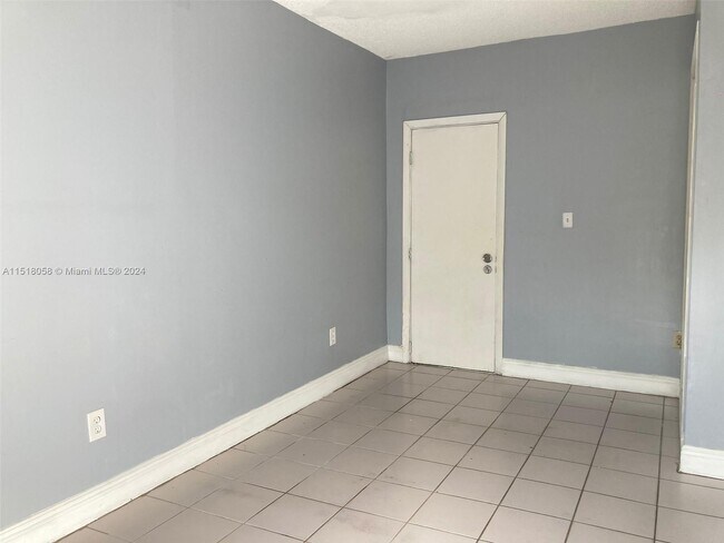 Building Photo - 1435 SW 119th Ct