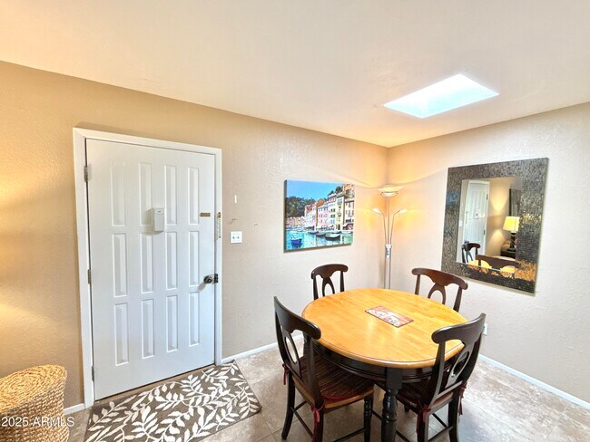 Foto del edificio - 8649 E Royal Palm Rd