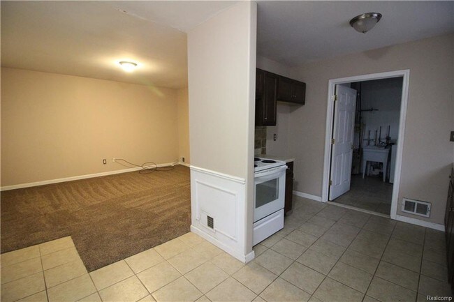 Building Photo - 21813 Rosedale St