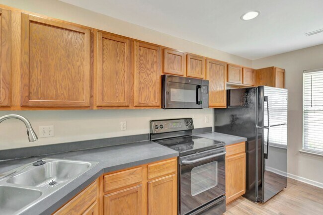 Building Photo - AVAILABLE NOW!