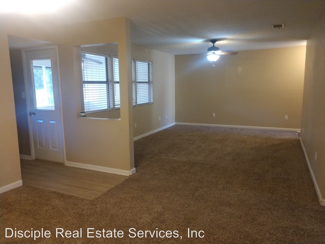 Building Photo - 401 Oakridge Bend