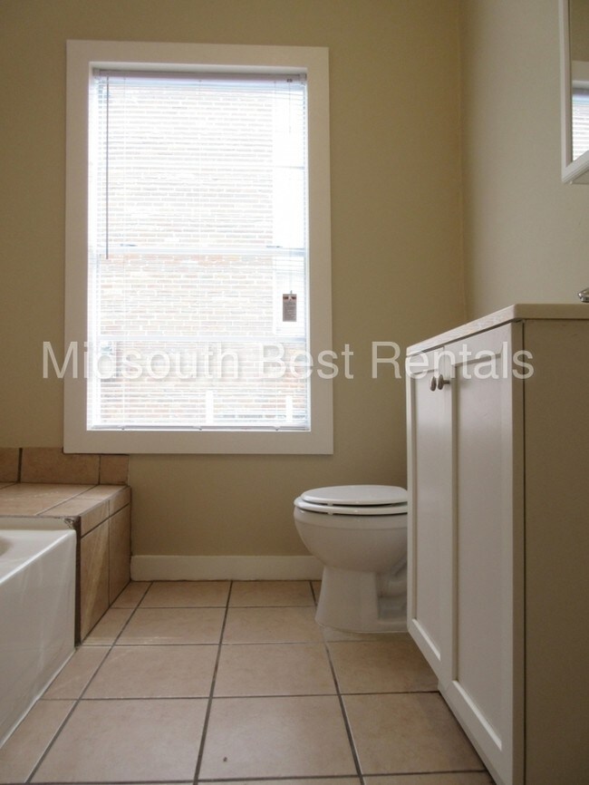 Building Photo - 613 Brister St