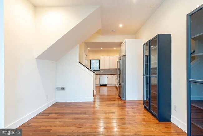 Building Photo - 412 Sepviva St