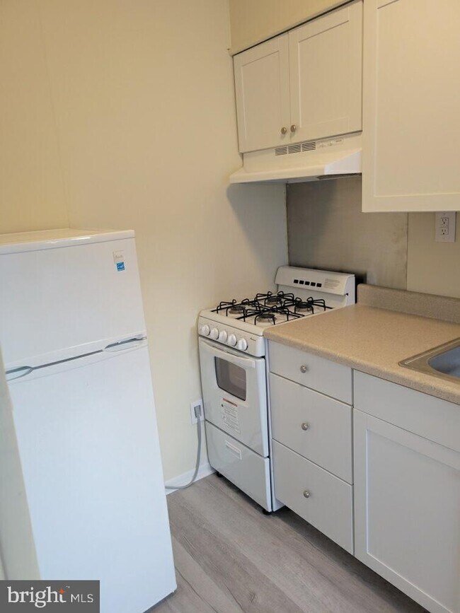 Building Photo - 522 Main St