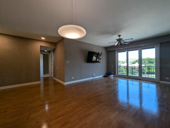 Family room - 544 N Milwaukee Ave