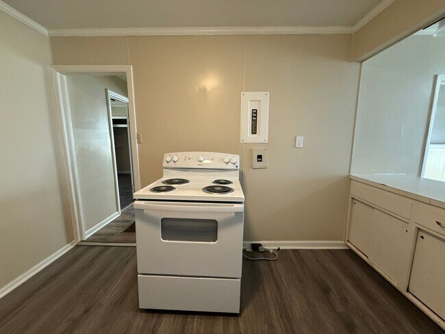 Building Photo - Fully Renovated 3-Bedroom, 1 Bathroom Home