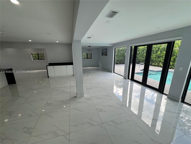 Foto del edificio - 575 NE 179th Dr