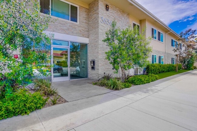 Entrada - Convenient Inglewood Living Near SoFi & 105 Freeway!