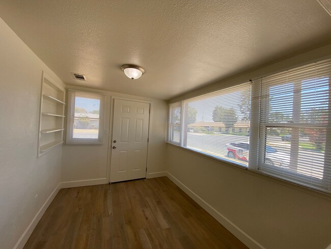 Building Photo - Spacious Tulare Home Available Now!