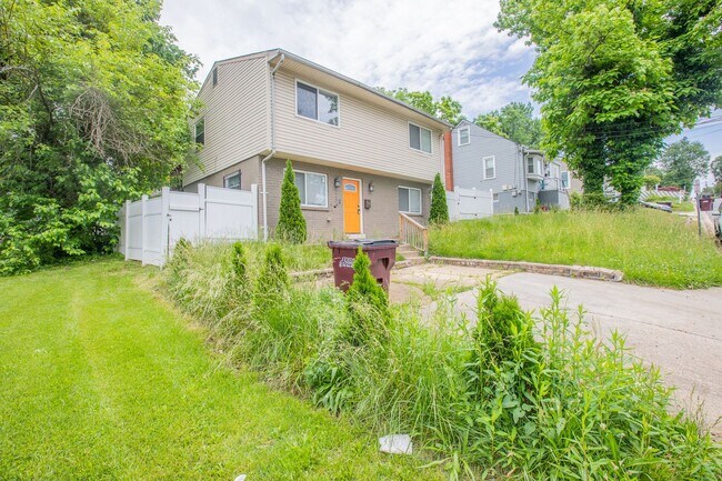 Foto del edificio - Charming 4 BR/2 BA Single-Family Home in C...