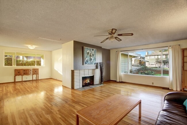 Building Photo - Bellevue Home