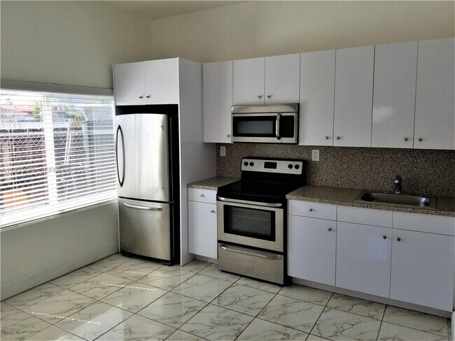 Building Photo - 48 NW 23rd Ave