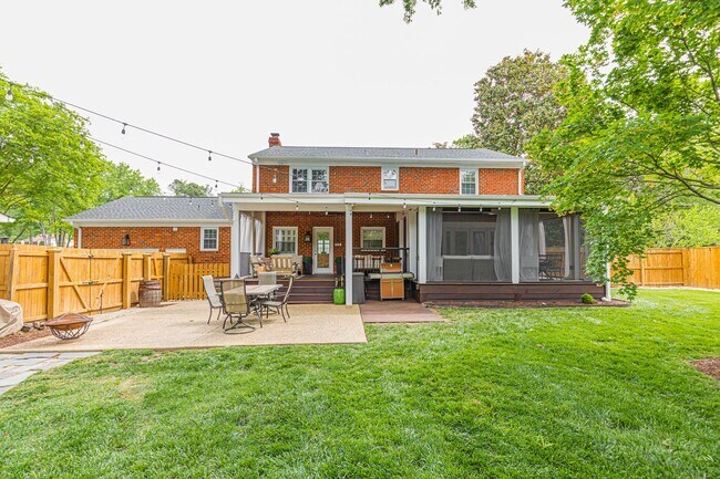 Building Photo - Spacious and Stylish 4-Bedroom Home with M...