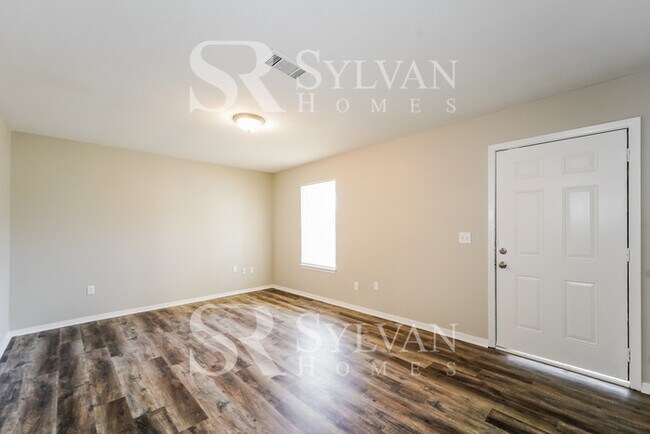 Building Photo - Enjoy one-level living in this 3 bedroom, ...