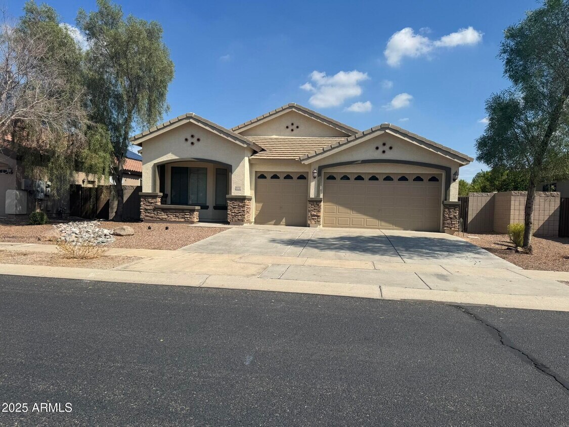 Foto principal - 8370 West Myrtle Ave