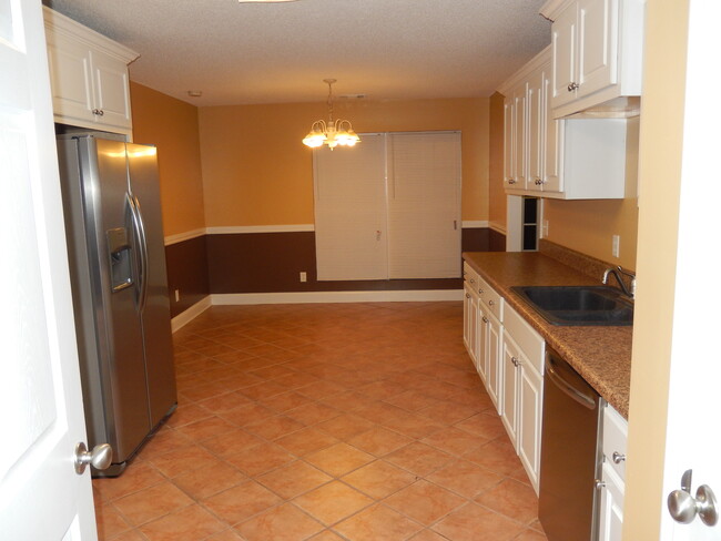 Large Kitchen with Stainless Steel Appliances - 319 Southern Comfort Dr