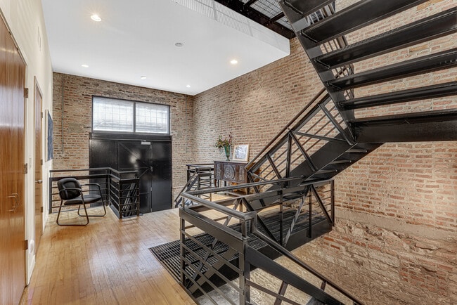 Building Photo - 944 W Lake St