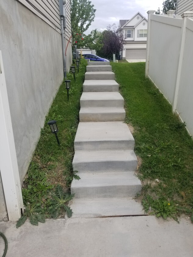 Walkway - 39 N Archmore St