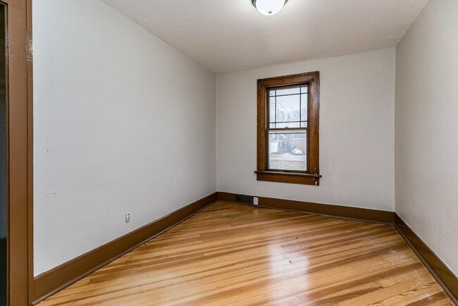 Foto del edificio - 719 E Bloomington St